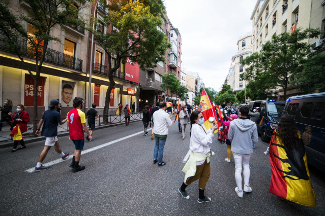 Varias personas se manifiestan en la puerta de la sede del PSOE, protegida por Policía Nacional, en contra de las decisiones del Gobierno de España ante la gestión de la pandemia por coronavirus COVID19. En Madrid, España, a 16 de mayo de 2020.