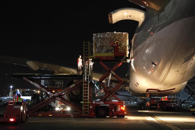 Llegada de un avión al aeropuerto de Madrid Barajas-Adolfo Suárez procedente de Shanghai (China) con material sanitario para hospitales madrileños