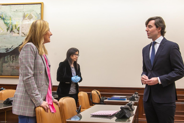 La vicesecretaria de Organiación del PP, Ana María Beltrán, conversa con el vicesecretario de Comunicación del PP, Pablo Montesinos.  En Madrid (España) a 23 de abril de 2020.