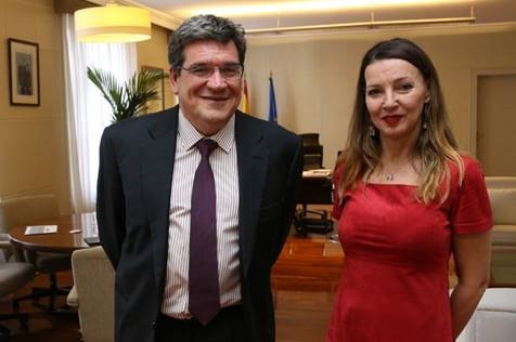 El ministro de Inclusión, Seguridad Social y Migraciones, José Luis Escrivá, y la secretaria general de Uatae, María José Landaburu
