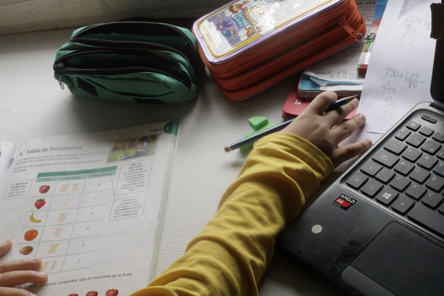 Un niño estudia y hace los deberes en casa