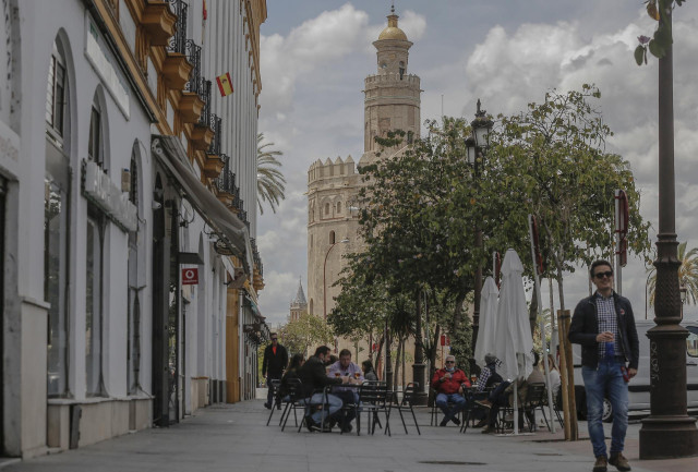 Afluencia en un bar de la capital hispalense durante el quinto de la Fase 1 del plan de descalada que ha elaborado el Gobierno de España. En Sevilla (Andalucía, España), a 15 de mayo de 2020.