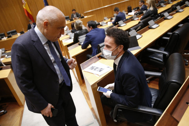 El diputado socialista Rafael Simancas y el de Ciudadanos Edmundo Bal conversando en la Comisión del Congreso para la Reconstrucción Social y Económica.
