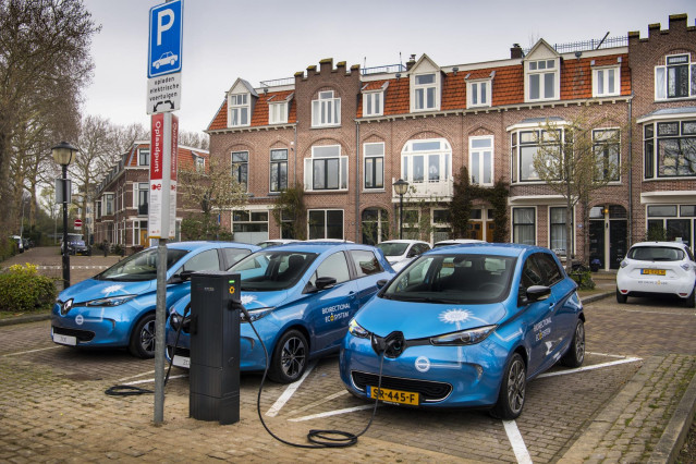 Modelos eléctricos de Renault recargándose.