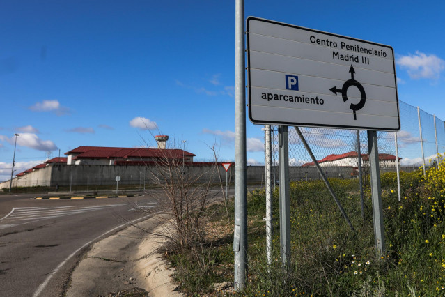 Un cartel indica la dirección a la entrada de la Cárcel de Valdemoro/Centro Penitenciario Madrid II