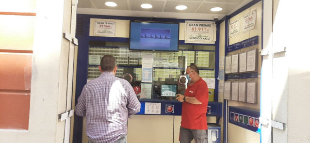 Imagen de una administración de lotería de València en Fase 1.