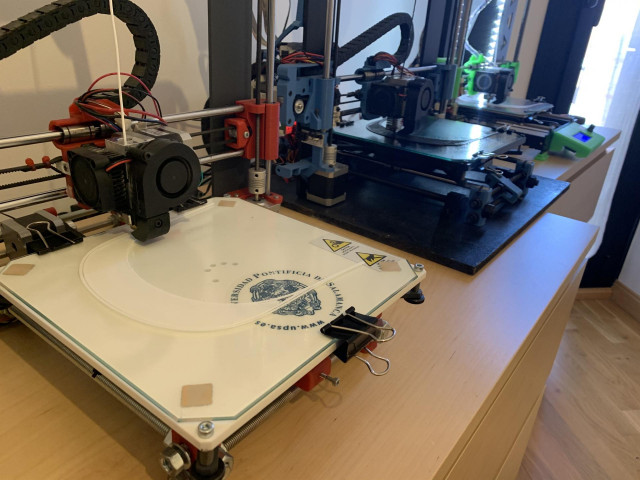 Impresoras '3D'  de la UPSA que fabrican las 'salvaorejas' para sanitarios.