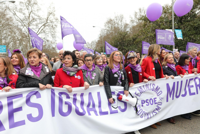 La ministra de Educación, Isabel Celaá (2i), la ministra de Asuntos Exteriores, Arancha González Laya (3i), la vicepresidenta primera, Carmen Calvo (5d), la esposa del Presidente del Gobierno, Begoña Gómez (4d), la vicepresidenta tercera, Nadia Calviño (3