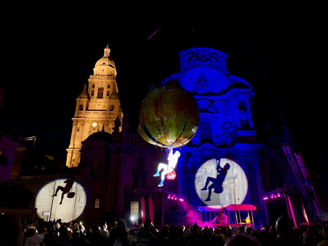 Un momento de un espectáculo aéreo en la plaza de la Catedral