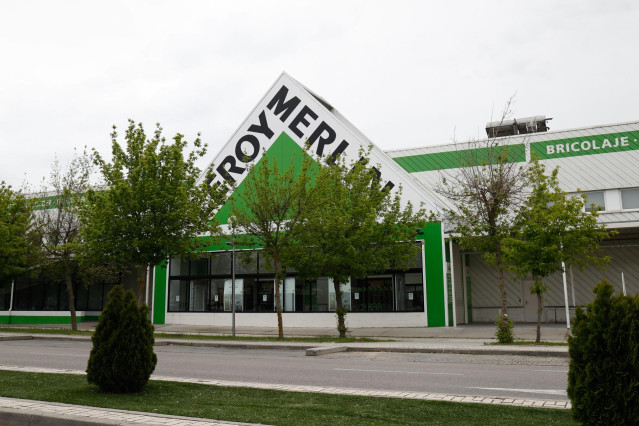 Leroy Merlin cerrado durante el Jueves Santo marcado por el confinamiento impuesto por el Estado de Alarma provocado por el coronavirus, COVID19. En Madrid (España) a 9 de abril de 2020.