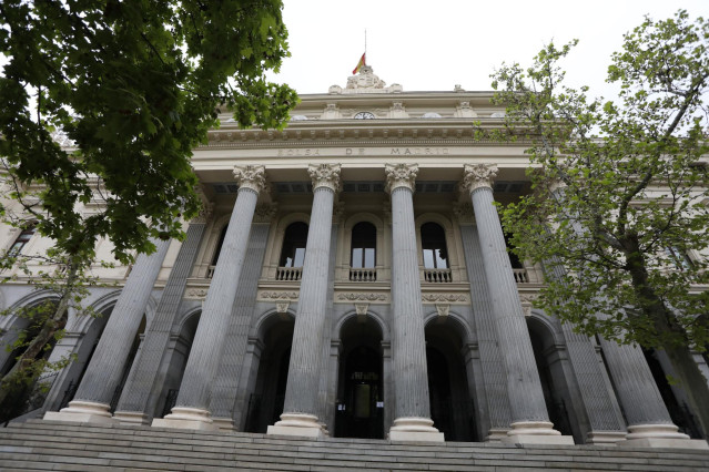 Fachada del edificio de la Bolsa de Madrid tras experimentar el Ibex 35 un ascenso del 0,73% en la media sesión de este martes, primera de apertura tras el parón de la Semana Santa y la reanudación de las actividades no esenciales en España, en Madrid (Es