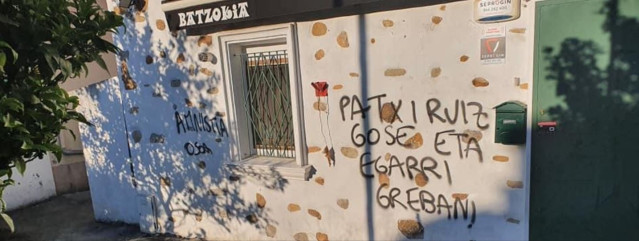 Imagen del batzoki de San Miguel de Basauri atacado con pintadas