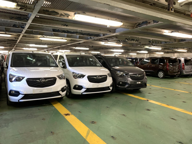 Vehículos preparados para exportación en la planta del Grupo PSA en Vigo.