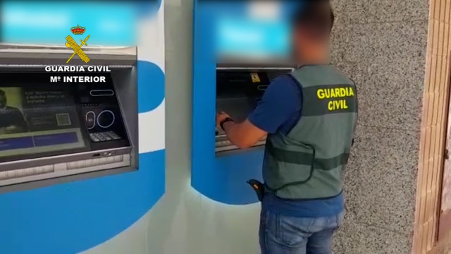 Un guardia civil ante un cajero.