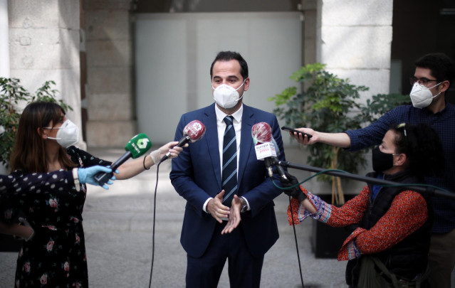 El vicepresidente, consejero de Deporte y Transparencia y Portavoz del Gobierno de la Comunidad de Madrid, Ignacio Aguado, responde a los medios tras la reunión mantenida con representantes del sector de los gimnasios de la Comunidad de Madrid
