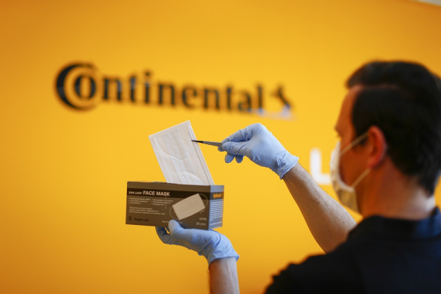 Trabajador de Continental con una mascarilla.