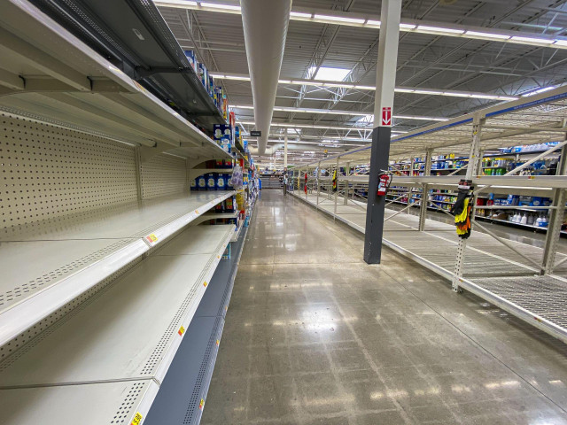 Estanterías vacías en un establecimiento Walmart