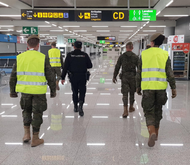 Agentes Policía Nacional y del Ejército en el Aeropuerto de Palma (Recurso)