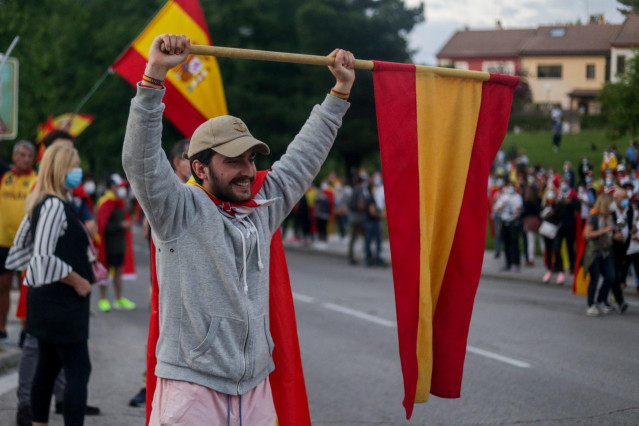 Una multitud se concentra en la Plaza de España de Pozuelo de Alarcón en contra del Gobierno de Pedro Sánchez al grito de 