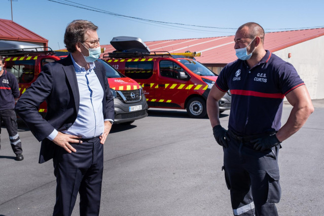 El presidente gallego participa en la entrega de material para grupos de emergencias y protección civil