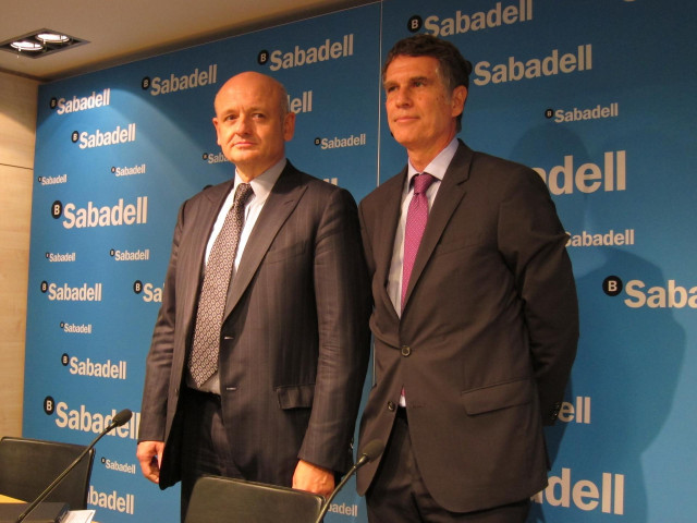 De izq a dcha: Director financiero de Sabadell, Tomás Varela, y CEO de Sabadell, Jaume Guardiola