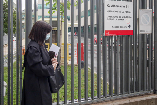 Una abogada vestida con toga y mascarilla entra a los Juzgados de lo Penal, Juzgados de Violencia sobre la mujer situados en la C/Albarracín, 31 de Madrid (España), durante la semana siete del estado de alarma, cuando la violencia doméstica sigue agravánd