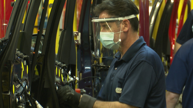 Un trabajador en Ford Almussafes (Valencia)