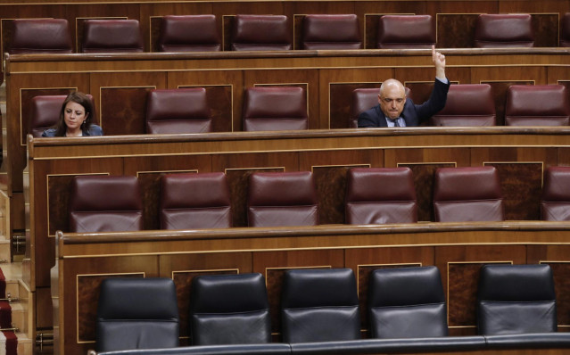 El diputado socialista Rafael Simancas y la portavoz parlamentaria, Adriana Lastra, en un pleno del Congreso