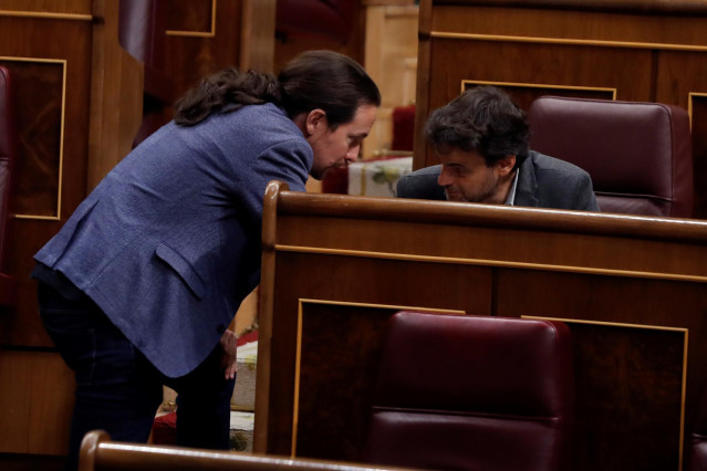 El vicepresidente tercero del Gobierno, Pablo Iglesias, conversa con el presidente del grupo parlamentario de Unidas Podemos-En Comú-Galicia en Común, Jaume Asens