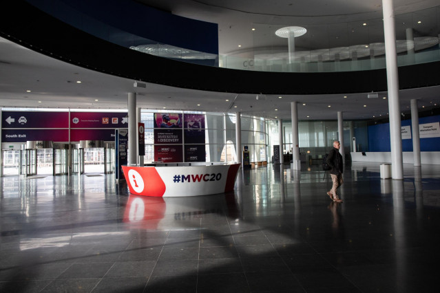 Interior del pabellón del Mobile World Congress (MWC) durante el desmantelamiento de los stands tras la cancelación de la feria por la crisis del coronavirus y las anulaciones de empresas, en Barcelona (España) a 13 de febrero de 2020.