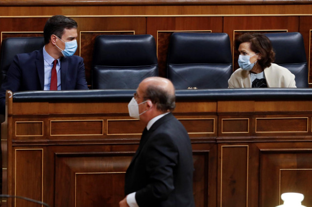 El presidente del Gobierno, Pedro Sánchez, y la vicepresidenta primera, Carmen Calvo, al inicio del debate este miércoles en el Congreso