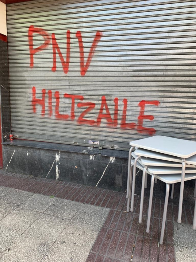 PNV condena pintadas alusivas al preso de ETA Patxi Ruiz en el batzoki de Lakua en Vitoria