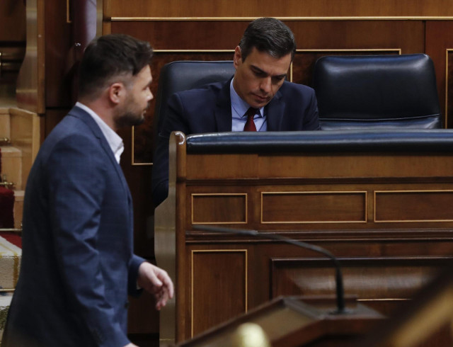 El portavoz de ERC en el Congreso, Gabriel Rufián, pasa junto al presidente del Gobierno, Pedro Sánchez, durante el debate de la quinta prórroga del estado de alarma