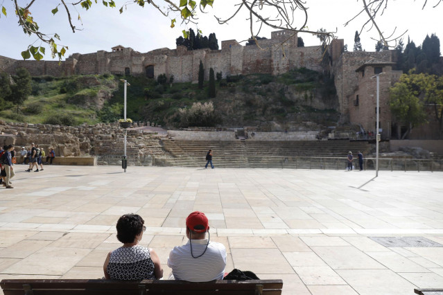 Turistas el entorno del Teatro Romano de Málaga.
