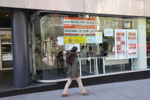 Una mujer pasa frente a una oficina de Empleo