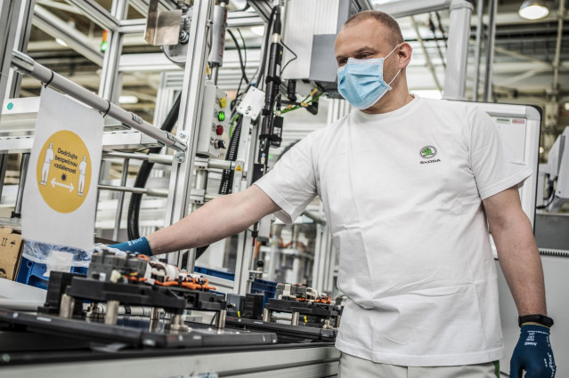 Imagen de un trabajador de Skoda con mascarilla.