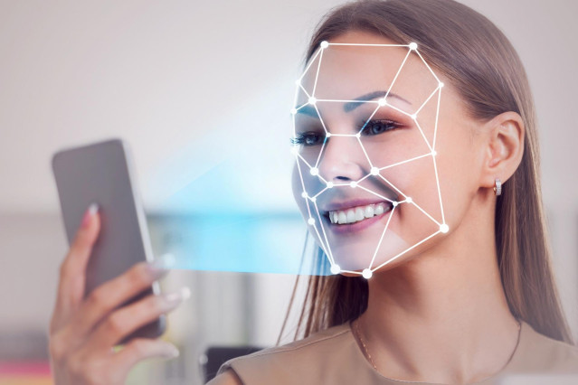 Una mujer usa su smartphone para identificación biométrica