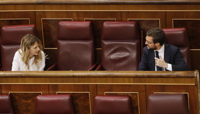 El líder del PP, Pablo Casado, y la portavoz de la misma formación, Cayetana Álvarez de Toledo, durante en el pleno del Congreso.