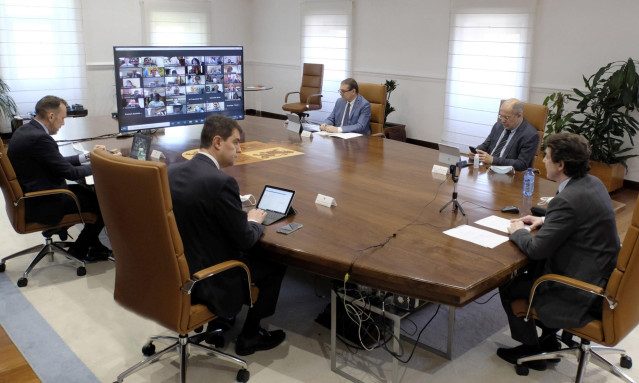 Reunión telemática del presidente de la Junta y varios consejeros con los miembros de la Conferencia de Alcaldes y Presidentes de Diputaciones.
