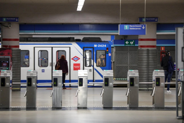 Torniquetes y vagón en la estación de metro de Atocha