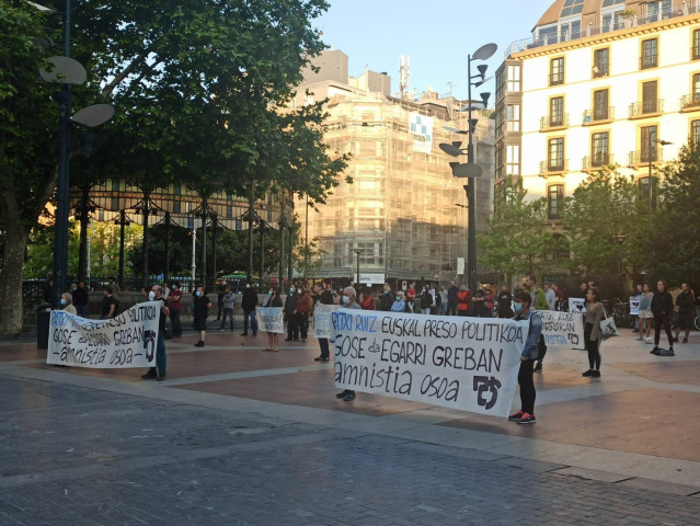 El Movimiento por Amnistia y contra la represión se concentra en solidaridad con la huelga de hamdre y sed del preso de ETA Patxi Ruiz