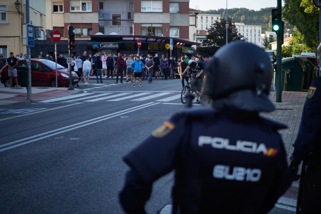 Varias personas protestan ante la Policía Nacional durante la manifestación celebrada en el barrio de la Txantrea de Pamplona en apoyo al preso etarra Patxi Ruiz, quien se ha declarado en huelga de hambre en la cárcel Murcia II hasta que se le realice la