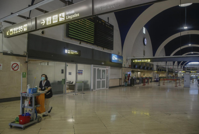 Personal de limpieza en la zona terminal de embarque del aeropuerto de Sevilla-San Pablo, habilitado este lunes como punto de entrada a España con capacidad de atención a emergencias de salud pública de importancia internacional. En Sevilla (Andalucía, Es
