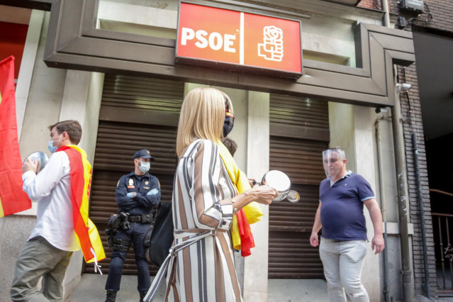 Una mujer toca una cacerola durante el cuarto día de protestas por la gestión del Gobierno en la crisis del coronavirus, frente a la sede del PSOE de la calle Ferraz en Madrid a 19 de mayo de 2020.