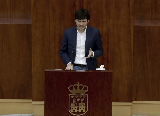 El portavoz de Más Madrid, Pablo Gómez Perpinyà, durante su intervención en el pleno de la Asamblea de Madrid. Archivo.