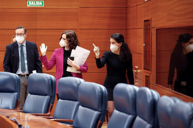 La presidenta de la Comunidad de Madrid, Isabel Díaz Ayuso (c) y la portavoz de Vox, Rocío Monasterio (d) durante la sesión de control al ejecutivo regional en la Asamblea de Madrid este jueves donde responderá sobre el plan del Gobierno para la desescala