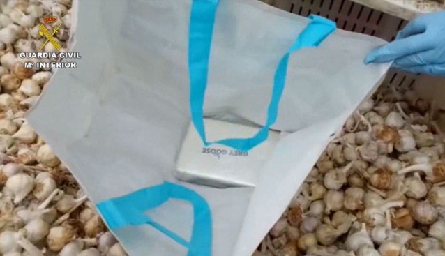 Droga incautada en un camión que transportaba ajos dentro de la operación Maskoke de la Guardia Civil