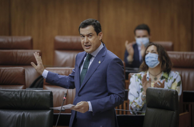 El presidente de la Junta de Andalucía, Juanma Moreno (c) responde a la preguntas del grupo parlamentario socialista, durante la sesión de control al gobierno. En el Parlamento de Andalucía (Sevilla, Andalucía), a 20 de mayo de 2020.