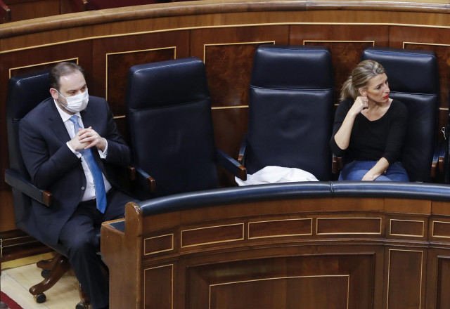 La ministra de Trabajo, Yolanda Díaz, y el ministro de Transportes, José Luis Ábalos, durante el pleno del Congreso que debate y vota este miércoles la quinta prórroga del estado de alarma, en Madrid (España), a 20 de mayo de 2020.