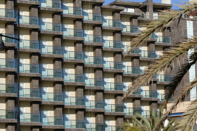 Hoteles en la  playa Playamar en Torremolinos donde se encuentra cerrada  debido al decreto de Estado de Alarma por el COVID-19. Málaga a 22 de abril del 2020